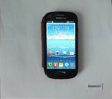 Сотовый телефон Samsung GT-I8190 включается, экран разбит